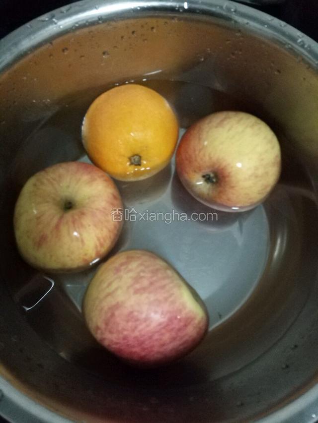 苹果和橙子用盐搓洗干净……用到一部分果皮。