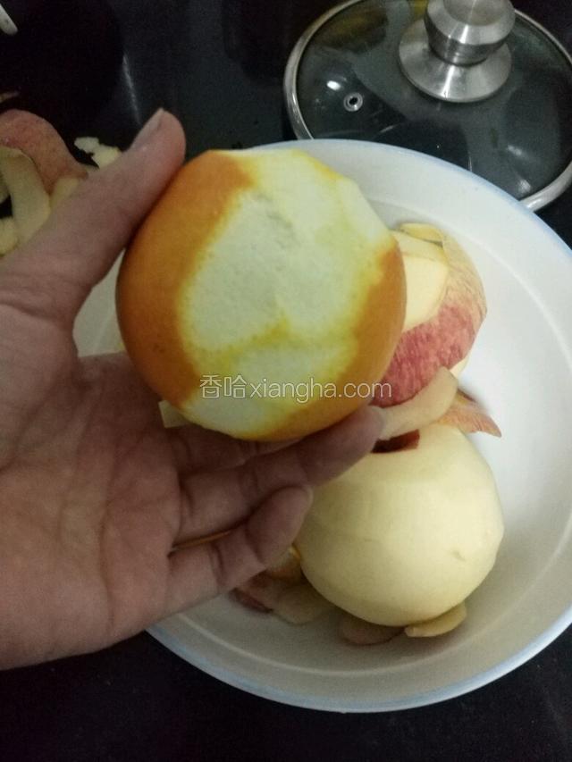 如图，用果皮刀刮橙子最外层的薄皮不要带太多的白色瓤会苦哦。果皮可以提香橙皮切细丝。