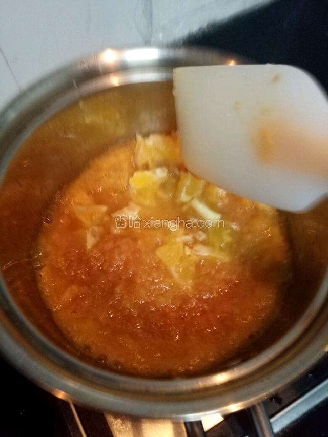 继续搅拌均匀就不用搅拌了，让糖和果肉融合一会，一直到锅中果酱浓稠泡沫渐渐变少就可以了，后期看情况搅拌一下就OK。厨房拍摄颜色误差。