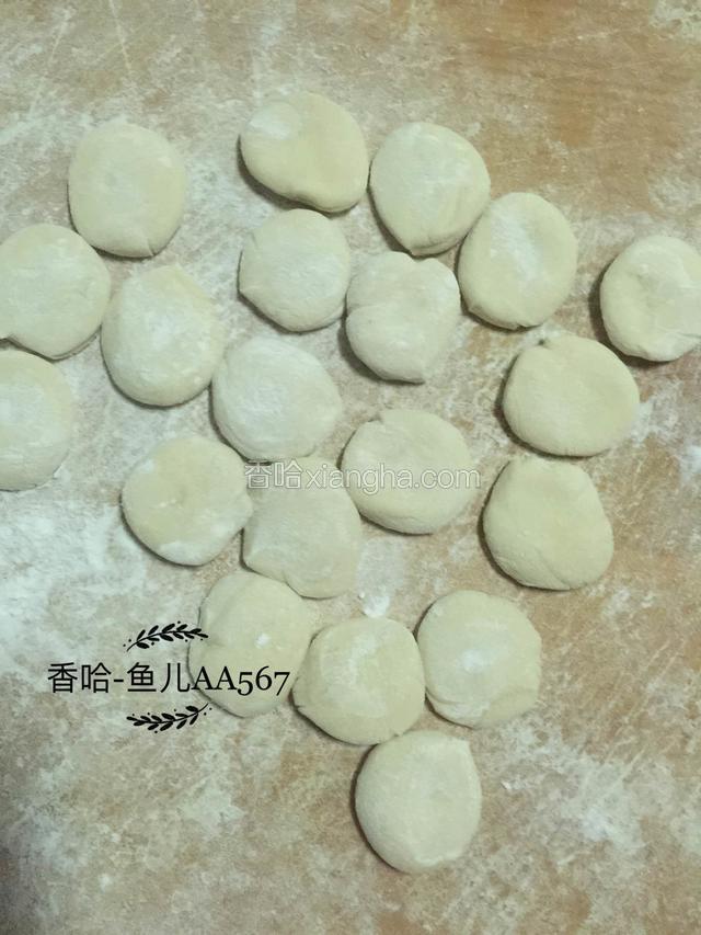 面团分成大小均匀的剂子，压扁。