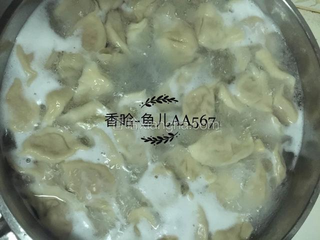 锅大火烧开水，下饺子，搅动一下别沾锅底，水开后加一次凉水，再开后看饺子都鼓涨起来捞出。