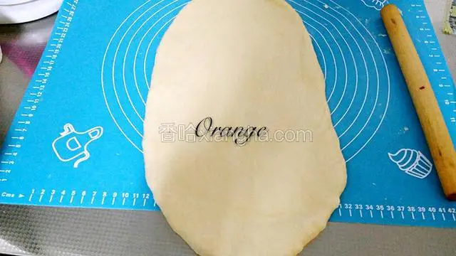 将揉匀的面团擀成长条状