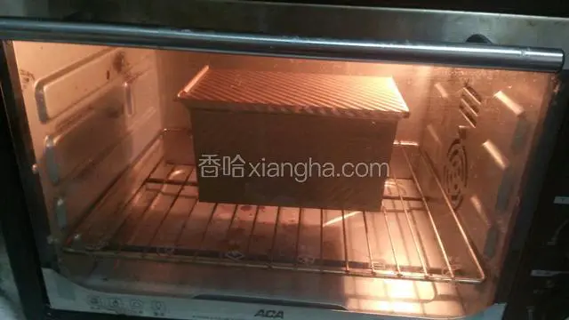 烤箱150度，下层，上下火烤50分钟，烤箱温度不同，请自行调整，烤完马上脱模，晾凉后切片