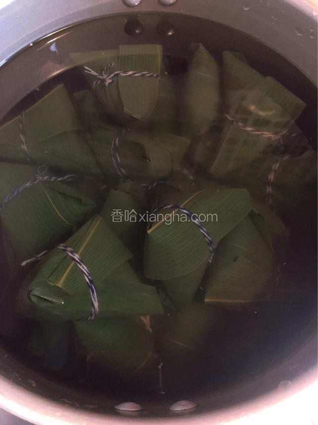 凉水下锅，用高压锅煮，水没过粽子，水面离粽子大概1寸-2寸。