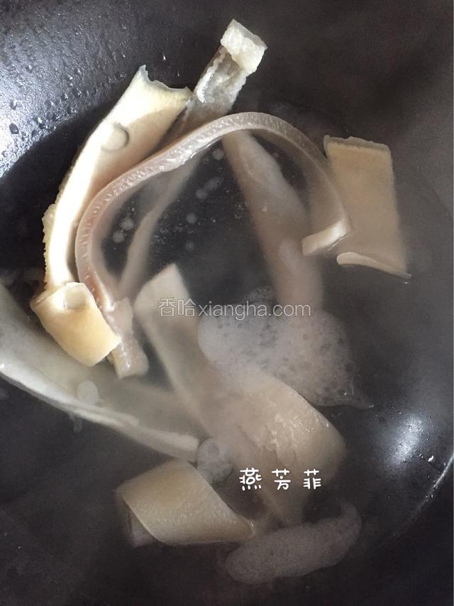 凉水下锅煮开转小火，煮个10-15分钟。