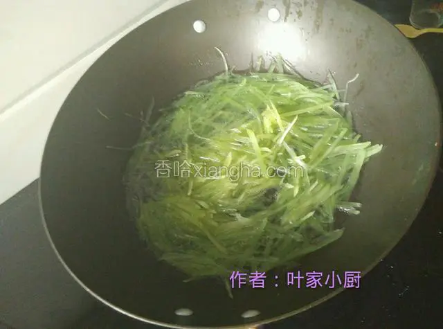 倒入莴笋丝，焯水半分钟（莴笋含有草酸钙，过一遍水可去除一些草酸钙，但不宜过久，负责把莴笋丝煮烂了影响口感）。