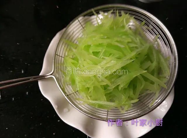 捞出沥水。