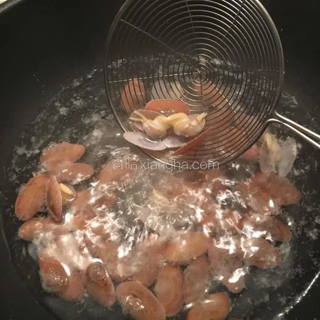 锅里烧开水，放花甲焯水至开口