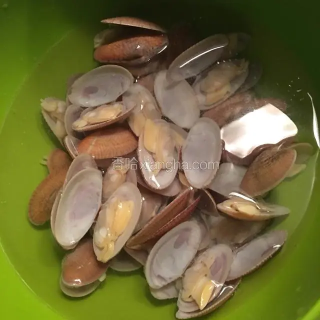 将所有花甲焯开口后，用水冲洗干净，要一个个洗，预防花甲肉夹着沙子