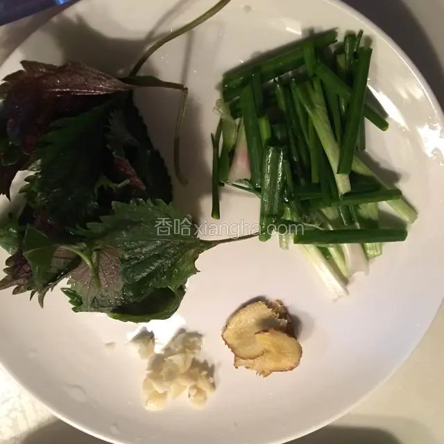 将配料切好，备用。