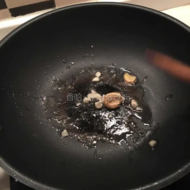 热油锅，先放姜片，蒜头爆炒香