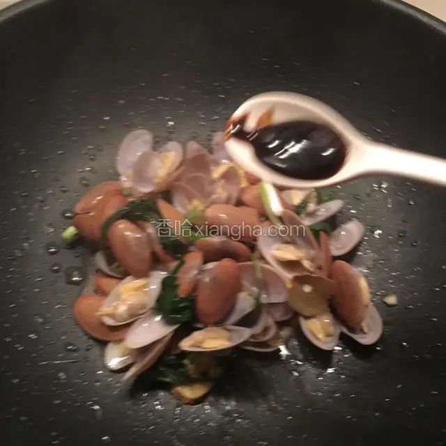 加蚝油，少许清水，翻炒一分钟
