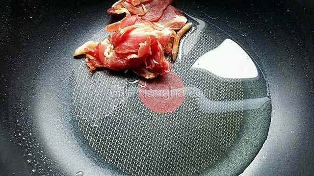 锅内加适量食用油，接着腊肉下锅