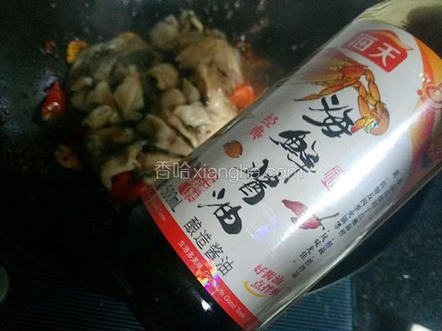 在放炸制好的鱼片，加海鲜酱油适量