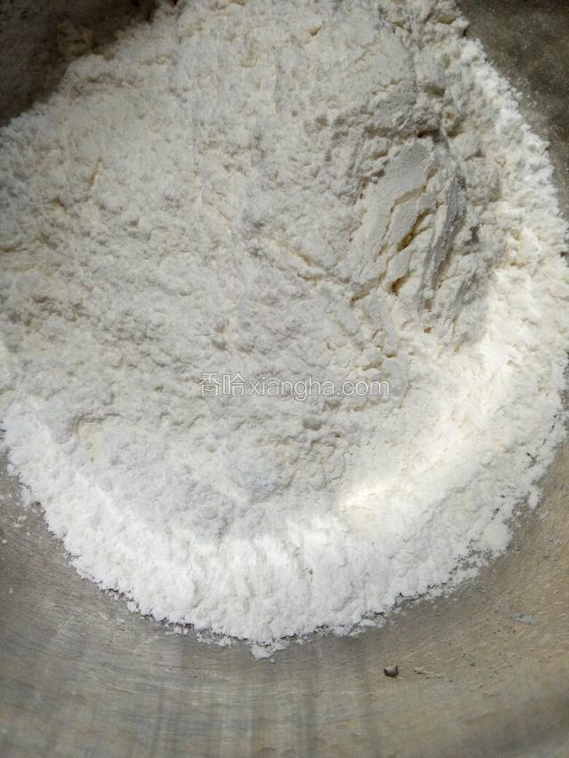 粘米粉和面粉，奶粉混合。