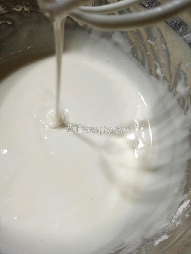 加入温水搅拌无颗粒，如图状态顺滑流动。温水慢慢倒入看状态增减。
