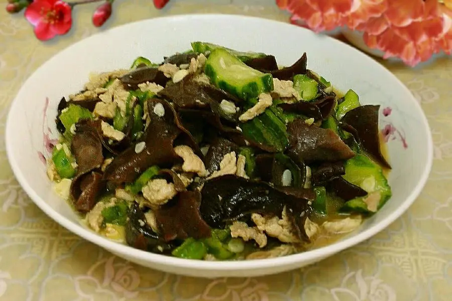 胜瓜木耳炒肉丝
