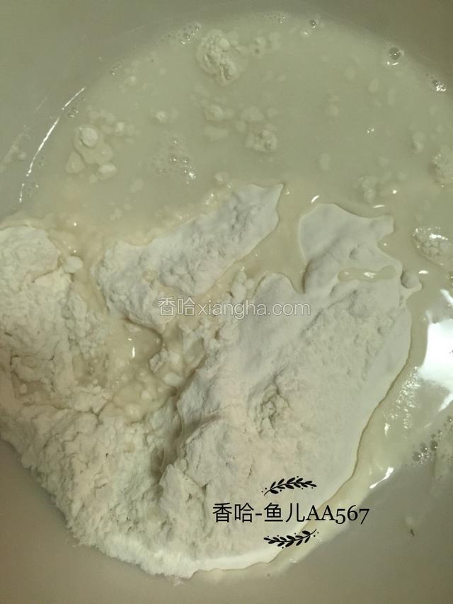 面粉加水100克混合。