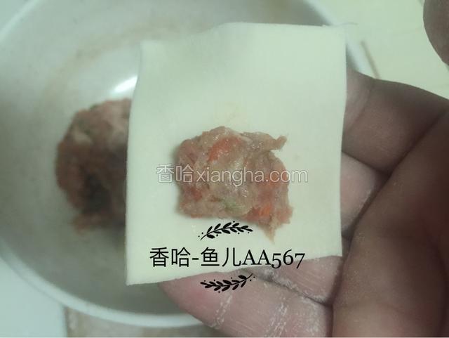 肉馅放在面皮稍下位置。