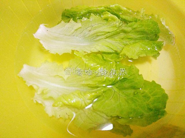 生菜洗干净沥干水备用（我用了4片生菜）