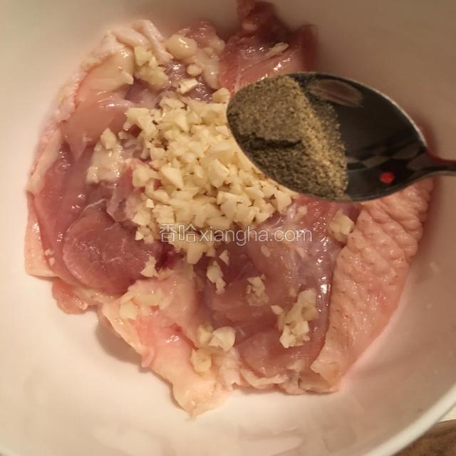 鸡腿肉用碗装起来，把所有材料跟鸡肉，拌均匀，腌制（大家留意一下，我家的勺子很小，调料的份量）