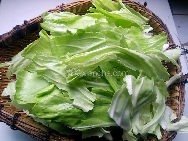 准备一份量的包菜，洗净撕好。