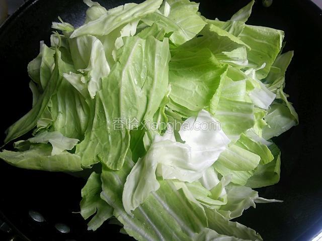 放入包菜煸炒。