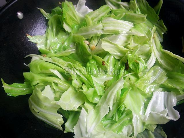 猛火将包菜讯速断生。