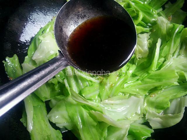 加入配好的糖醋汁翻炒至熟