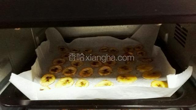 放入烤箱中层140℃烤60分钟，烤30分钟时翻个面，接着烤（注意翻面，烤干了就可以拿出来了。）