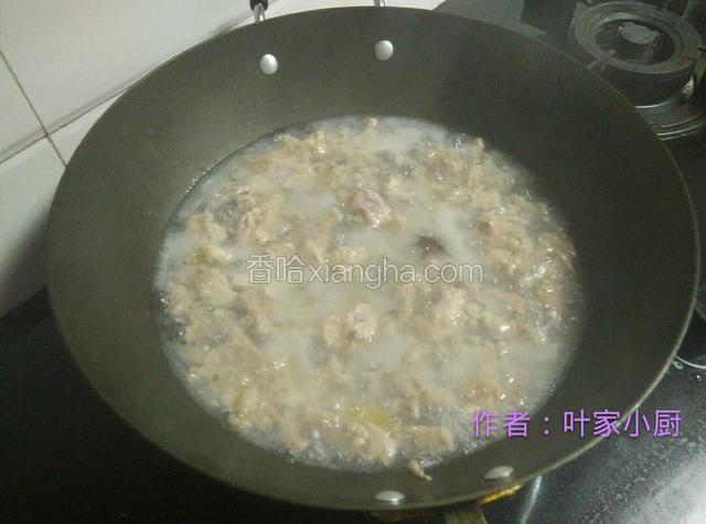 把肉片逐片投入锅中。