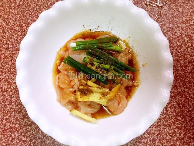 把姜、葱、料酒、味极鲜酱油、五香粉、胡椒粉、盐、鸡精、油放入鸡肉中抓匀腌制4小时，（有时间可盖上保鲜膜放入冰箱冷藏腌制一夜）