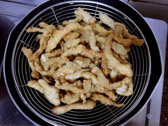 捞出沥干油分装盘即可食用