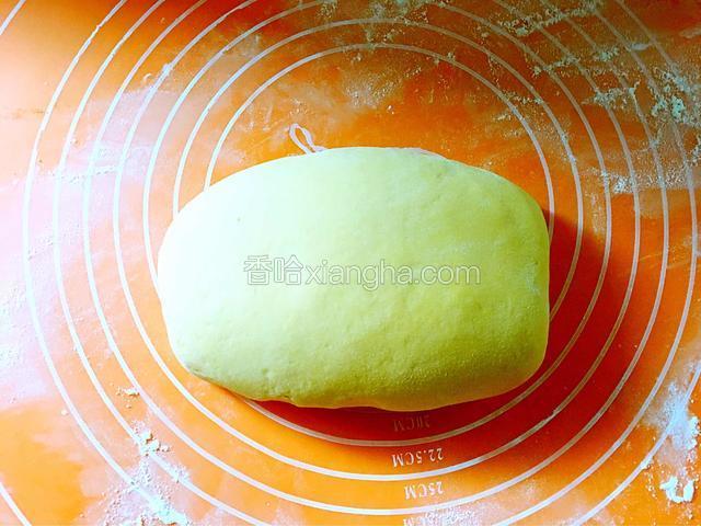 用手揉面排气，揉时间越长做出的花卷越劲头好吃。