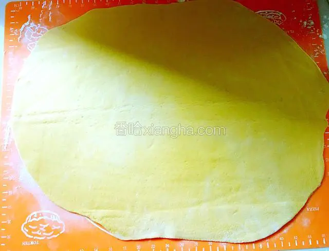 用擀面杖擀成薄厚适中的大面片