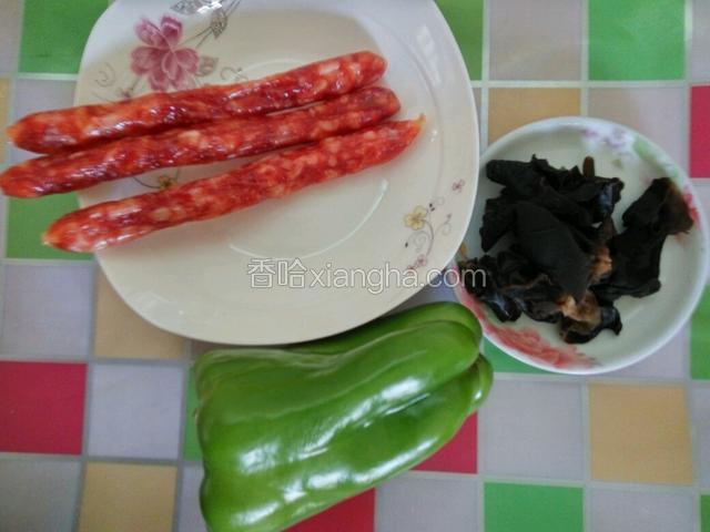 准备下面食材，黑木耳提前浸泡洗净 去蒂掰成小朵