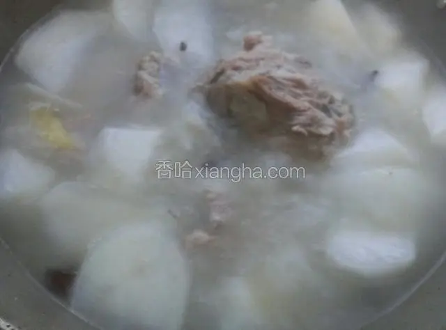 根据自己口味放入适量盐，鸡精调味关火即可