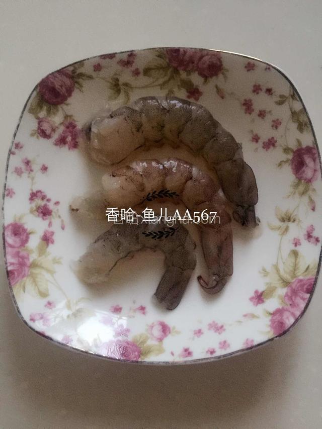 虾仁洗净挑去虾线。