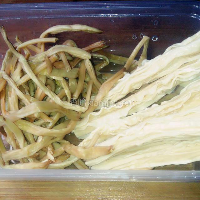 黄花菜和腐竹，用温水泡发