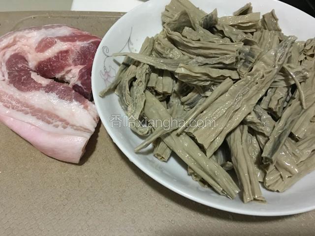 准备食材，黑腐竹用冷水泡发3-4小时，让其均匀泡软，滤干水分，切段。尽量不要用热水泡，这样腐竹泡发不均匀，炒起来就会有硬有软，口感不佳。