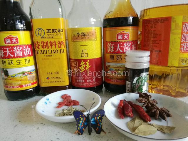 首先准备红焖肘子之全部食材，各种辅料以及调味品(两部分)；