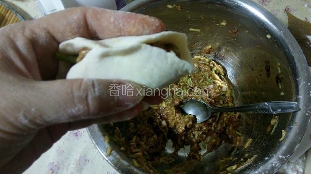 将馅放在皮上包成大饺子