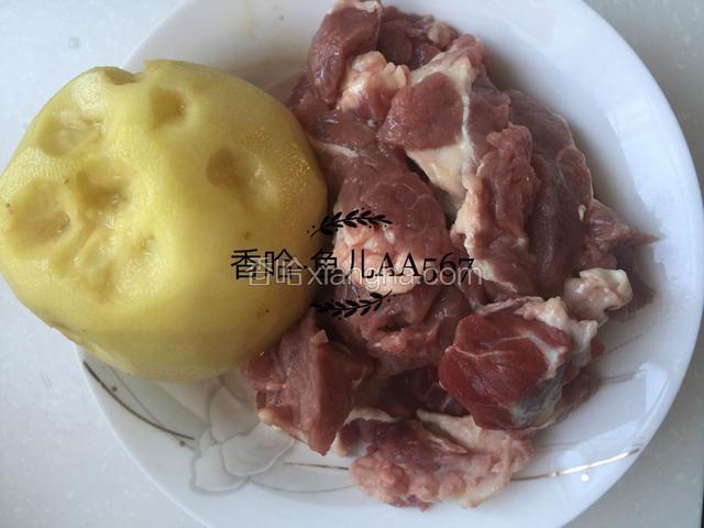 牛肉洗净切小块，土豆去皮。