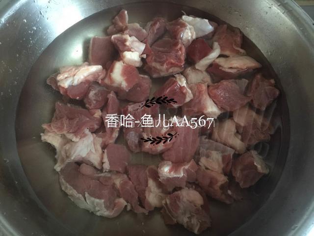 牛肉凉水下锅，焯去血沫。