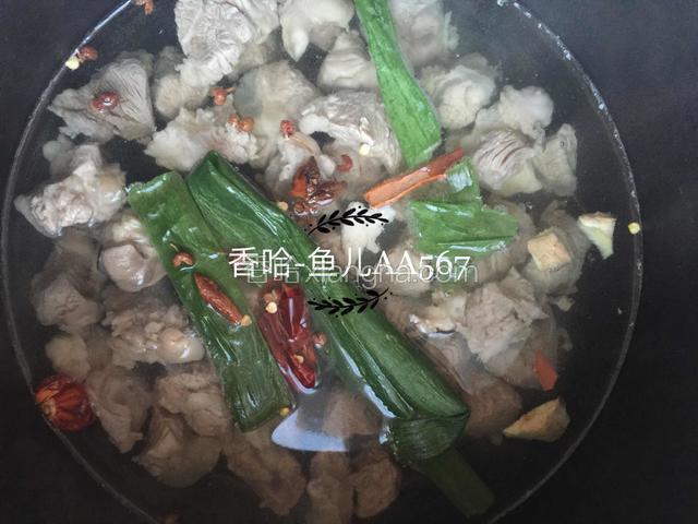 牛肉加调料一起放入电压力锅中，加水量为没过食材，压30分钟。