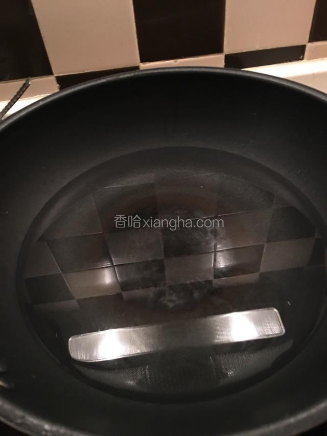 锅里加入适量的清水
