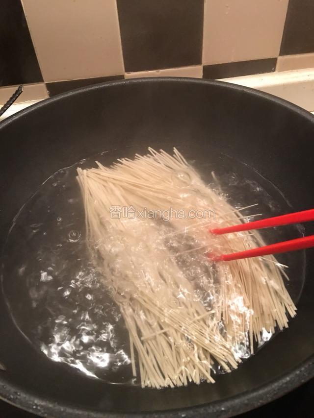 待水烧开，放入适量的面条，用快子打散（份量按人数来增减）