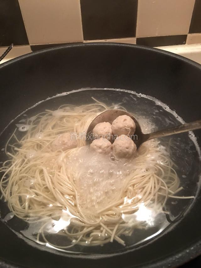 放肉丸一起中火煮熟