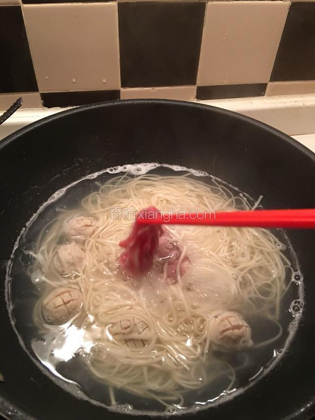 面条煮熟后，用筷子一片一片夹肥牛到锅里煮。（肥牛很容易熟，变白色就可以了）