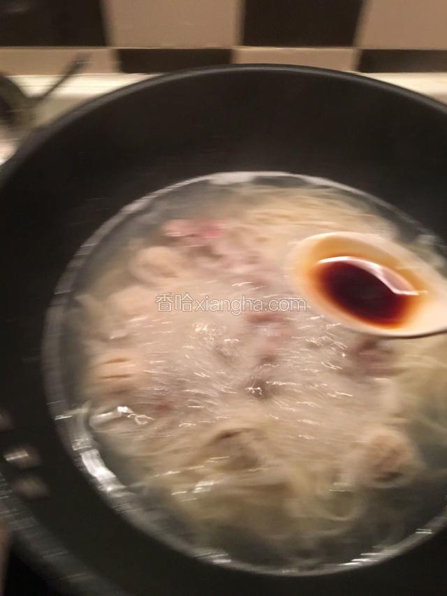 1勺豉油调色，撒上葱花。熄火